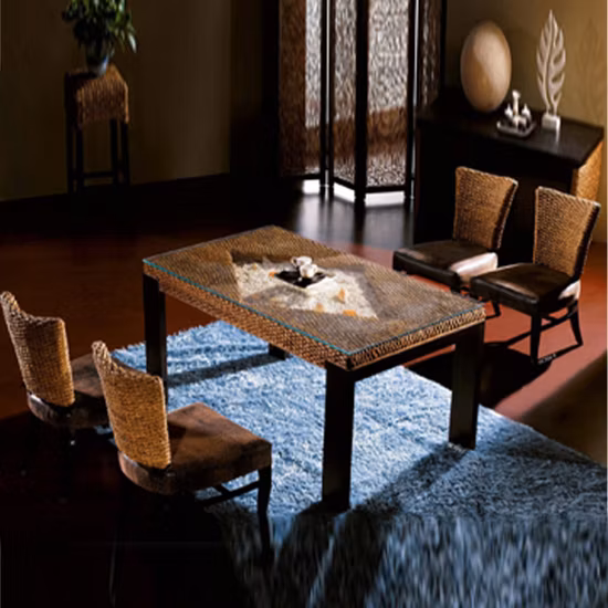 Hochwertiger armloser Rattanstuhl für den Außenbereich, weitere Gartenmöbel mit langem Esstisch aus Korbgeflecht